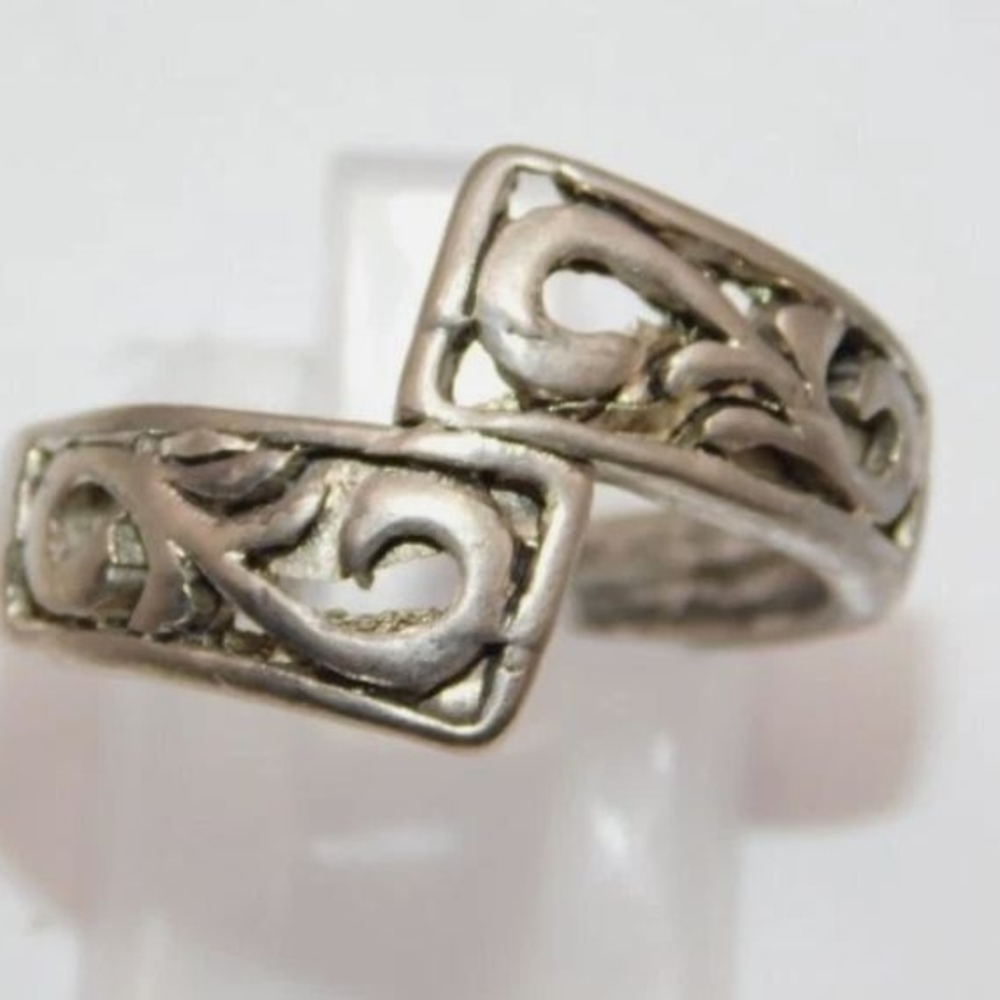 Elegant Silver Swirl Ring